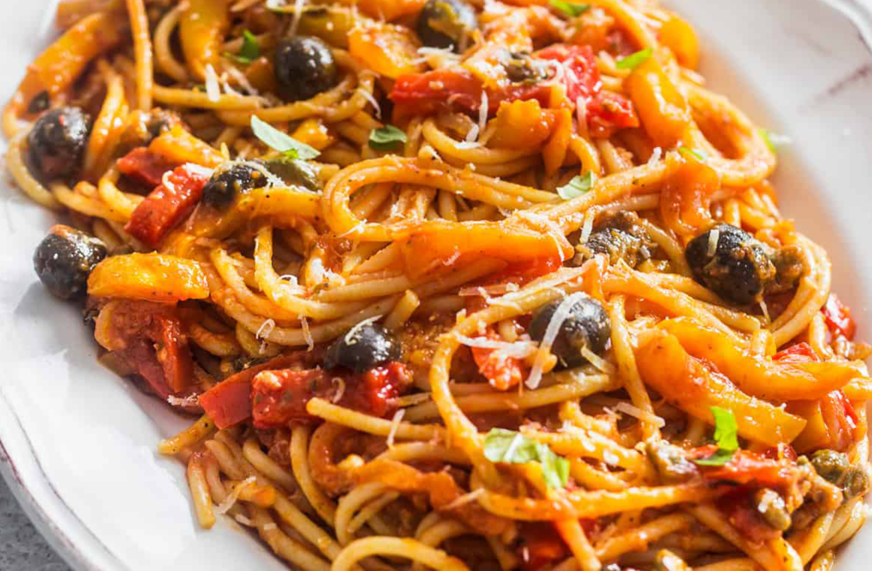 Spaghetti con pollo a la peperonata