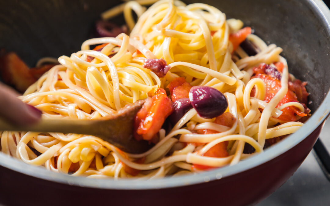 Spaghetti Sumesa en salsa de aceitunas y tomates