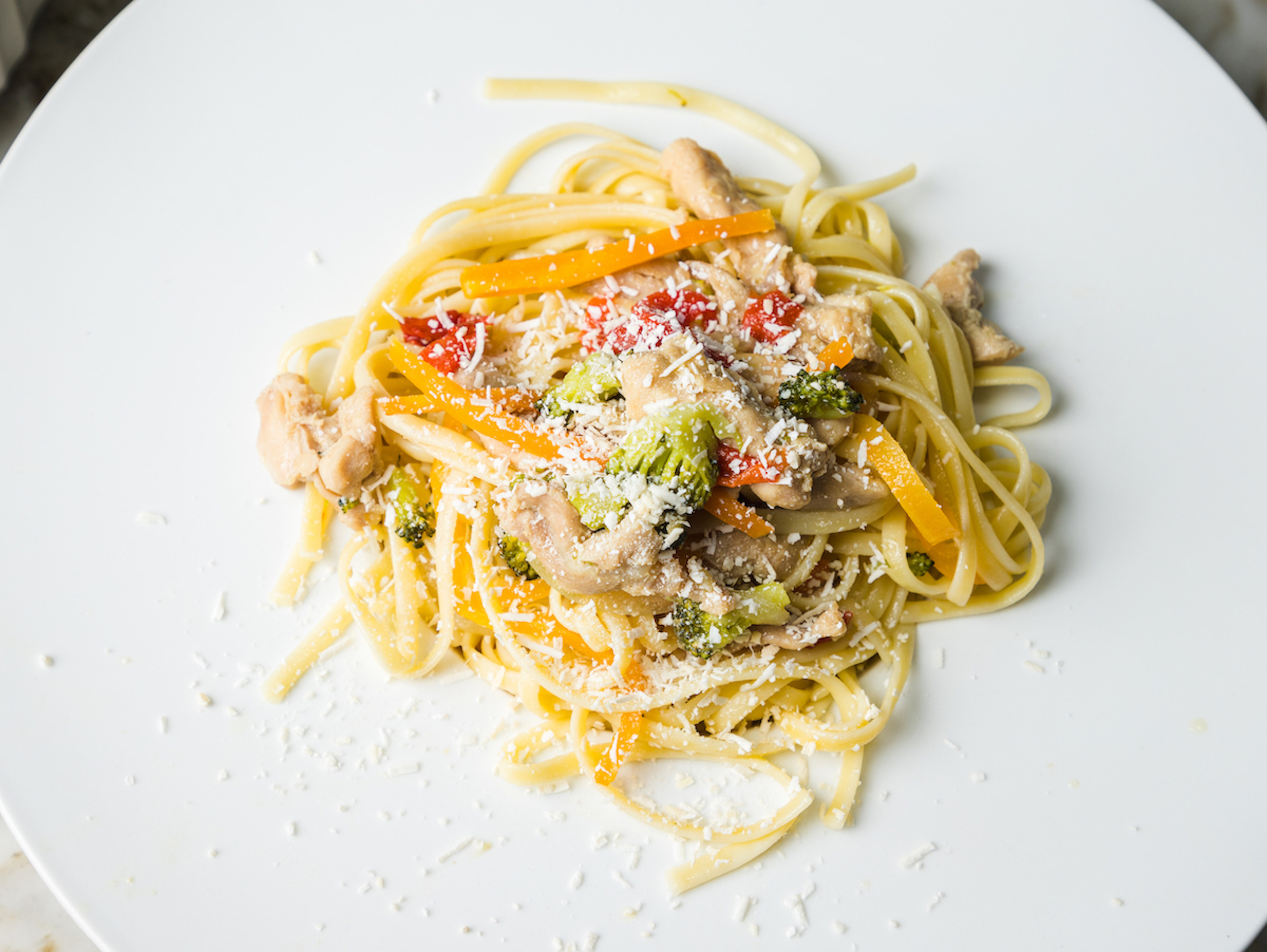 Spaghetti Sumesa con pollo y vegetales