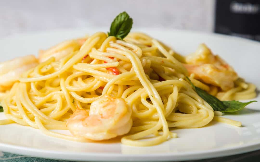 Spaghetti con camarones y morrón al olivo